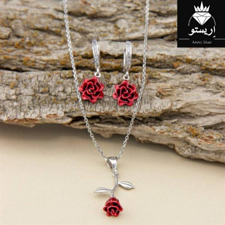 نیمست نقره گل رز  قرمز (قسمت های قرمز  رز هم نقره هستن) با زنجیر دیپلمات 45 سانتی با عیار 925 و آبکاری طلاسفید